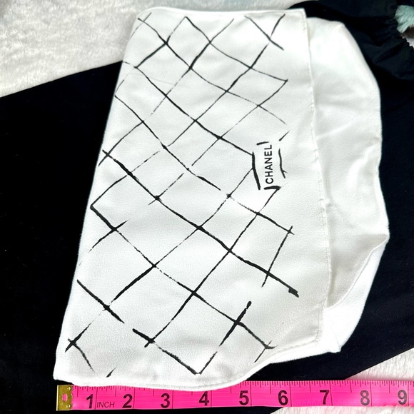 CHANEL Dustbag with scarf and Camilla bag charm keychain - Picture 6 of 7